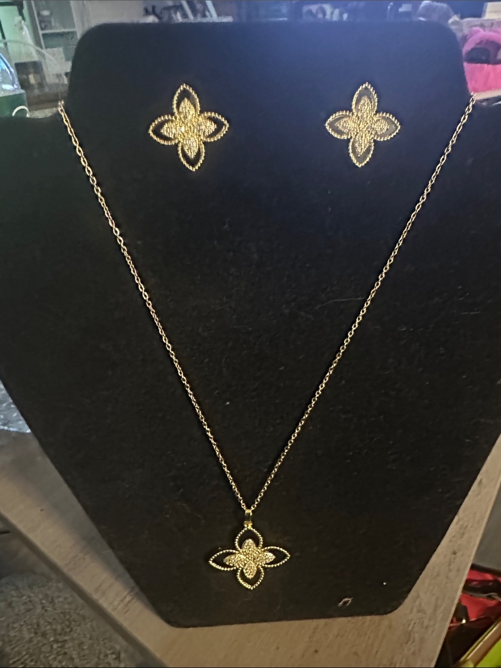 Gold Floral Pendant Necklace and Stud Earrings Set stainless steel FASHION ONLY